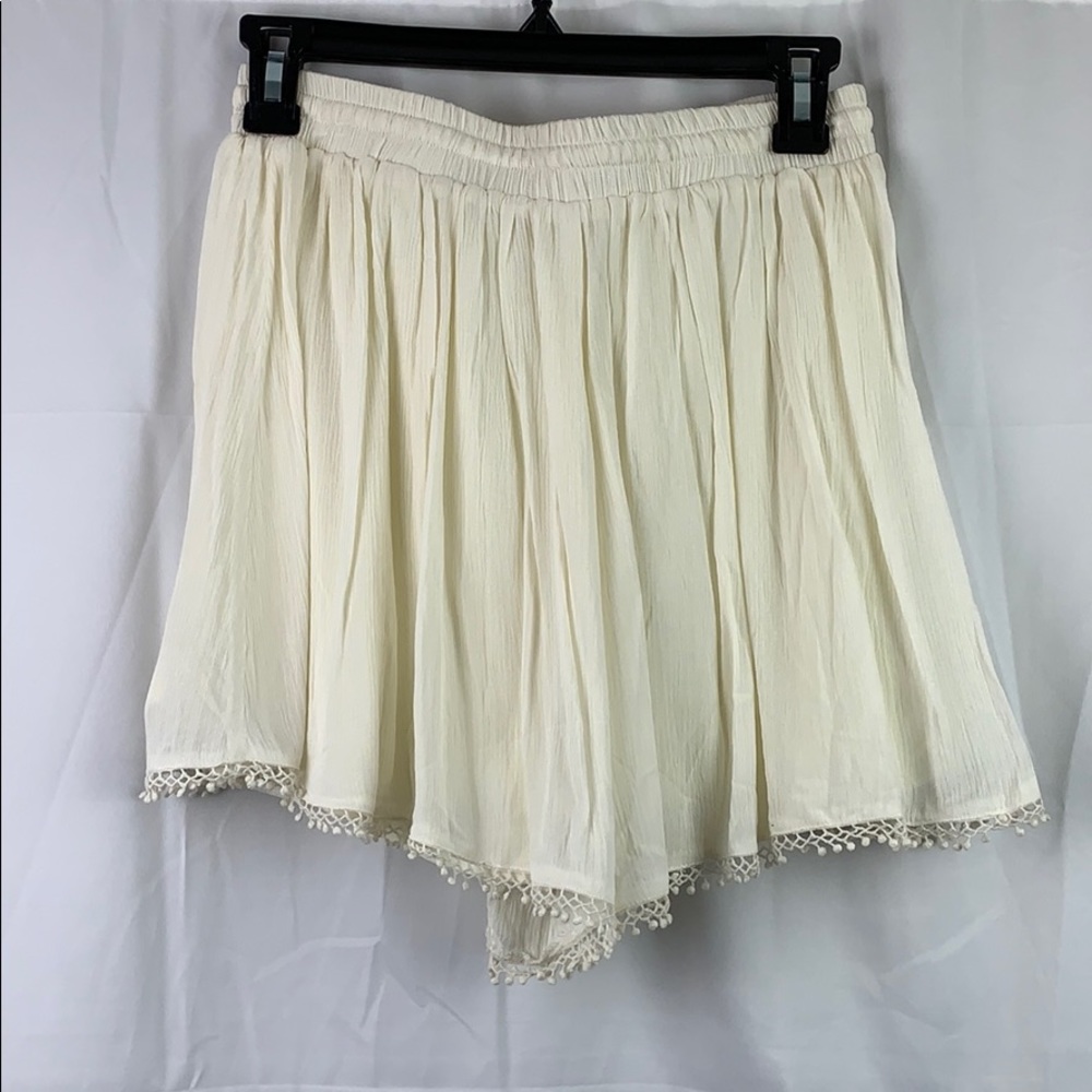 Flowy Short - Picture 2 of 3